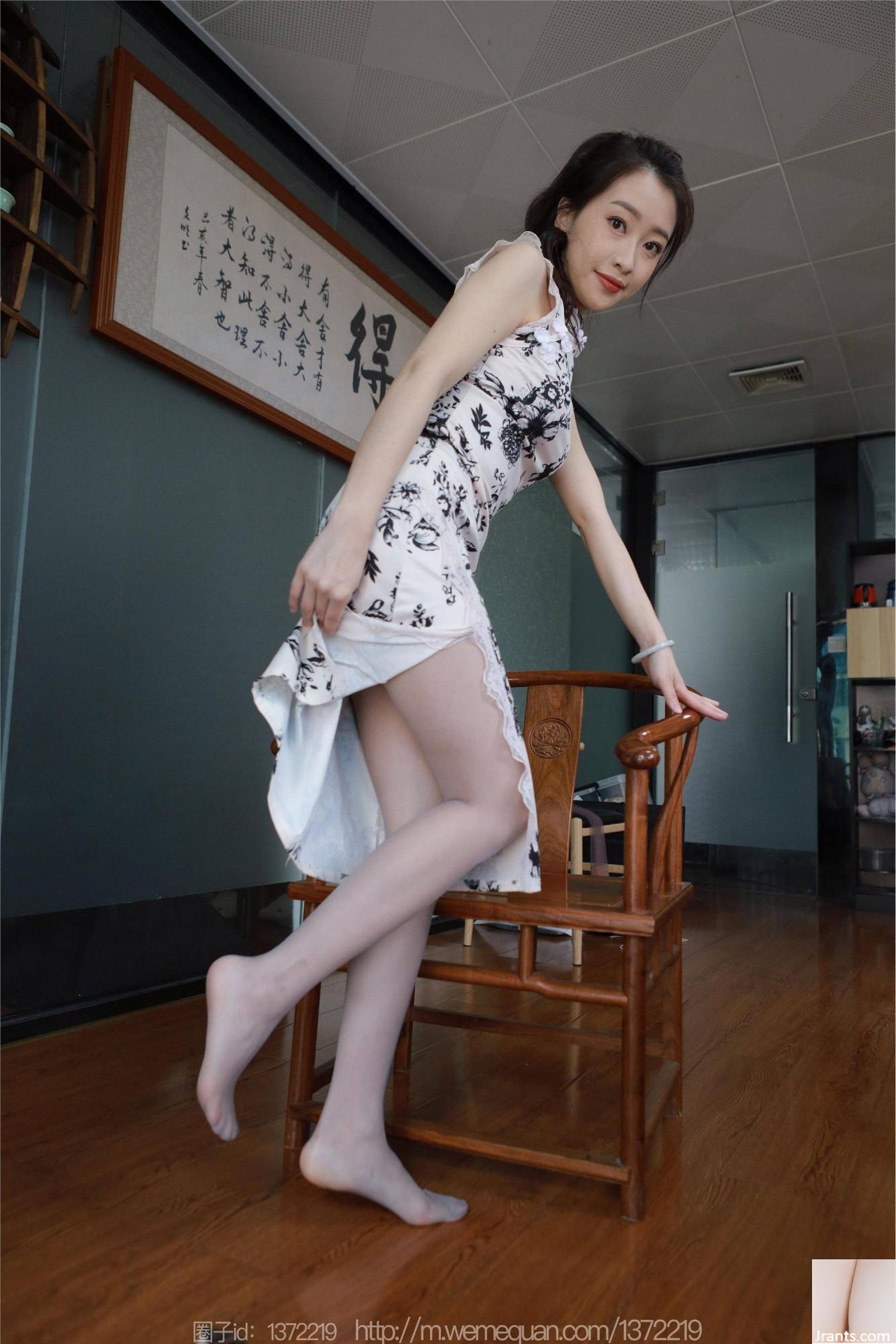 (IESS) «Cheongsam de seda gris» de Si Xiangjia Xiaojie (86P)