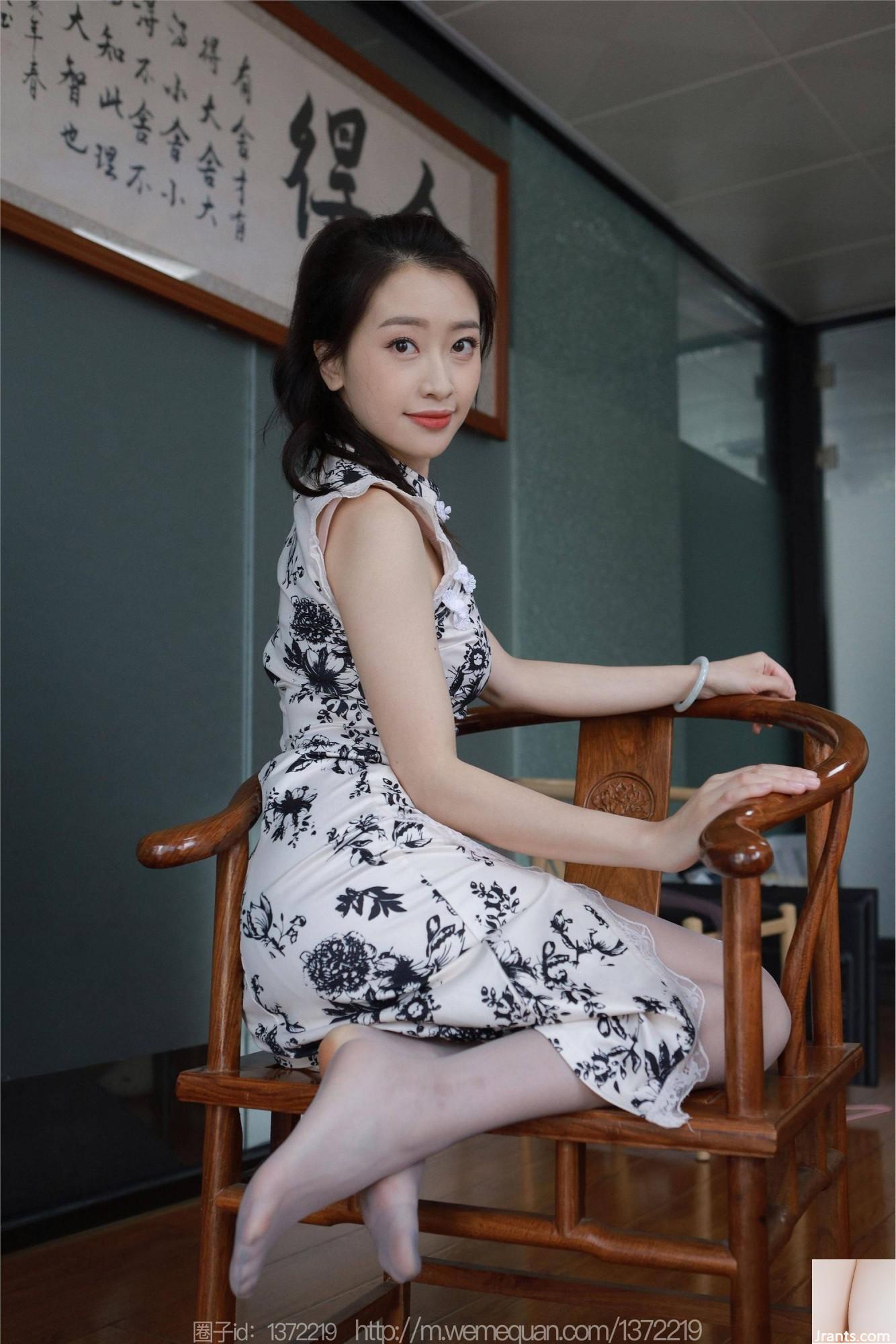 (IESS) «Cheongsam de seda gris» de Si Xiangjia Xiaojie (86P)