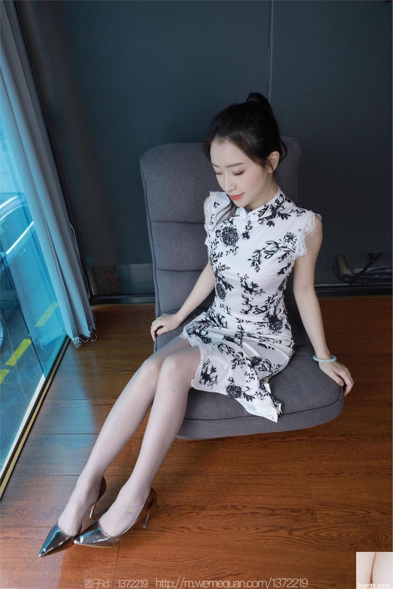 (IESS) «Cheongsam de seda gris» de Si Xiangjia Xiaojie (86P)