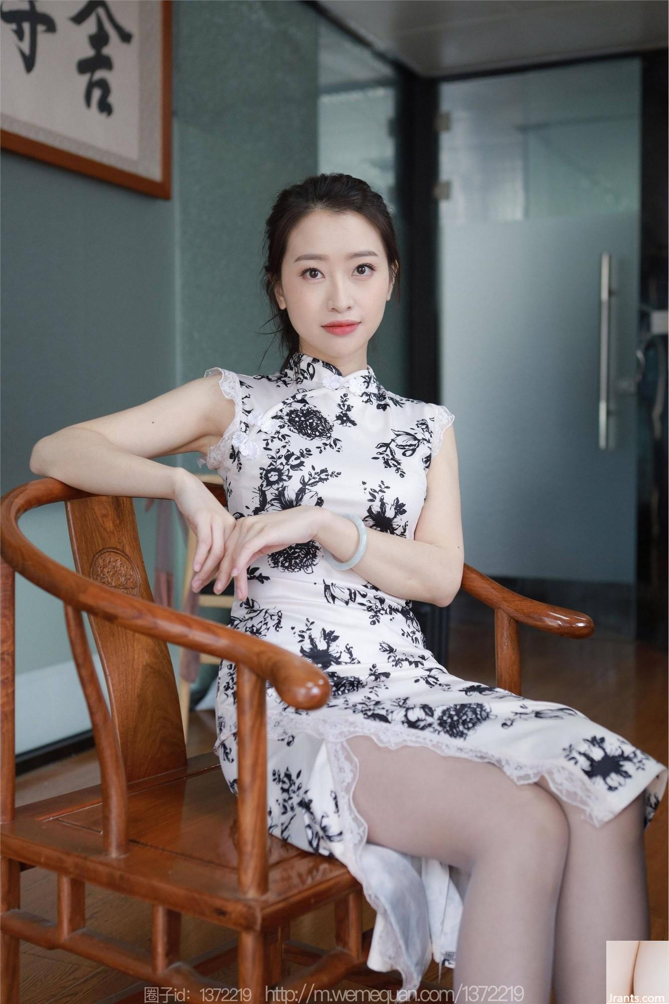 (IESS) «Cheongsam de seda gris» de Si Xiangjia Xiaojie (86P)