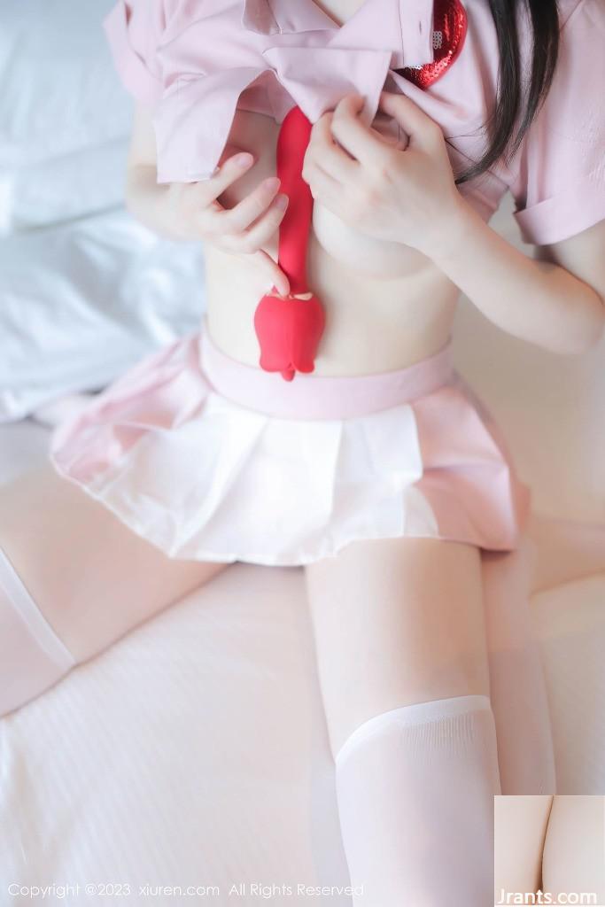 La recién llegada Lin Youyou lleva un sexy uniforme de enfermera rosa con una postura bonita y una apariencia dulce (79P