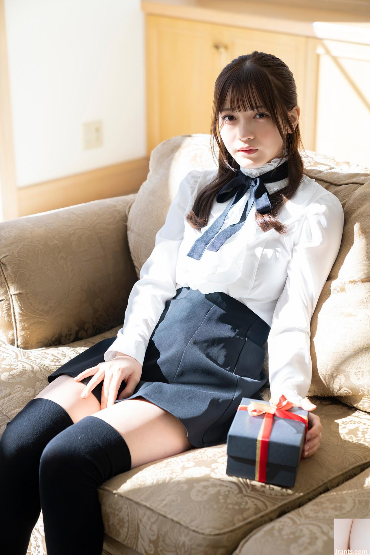 (黒嵜娜々子) La inocente colegiala, sexy y liberada, desató suavemente la cuerda para exponer el hemisferio sur (31P)