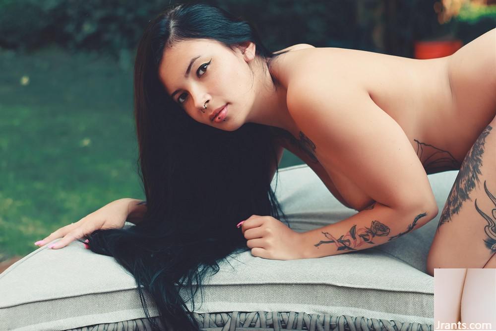 (Suicide Girls) Aquinaha – Amour brûlant