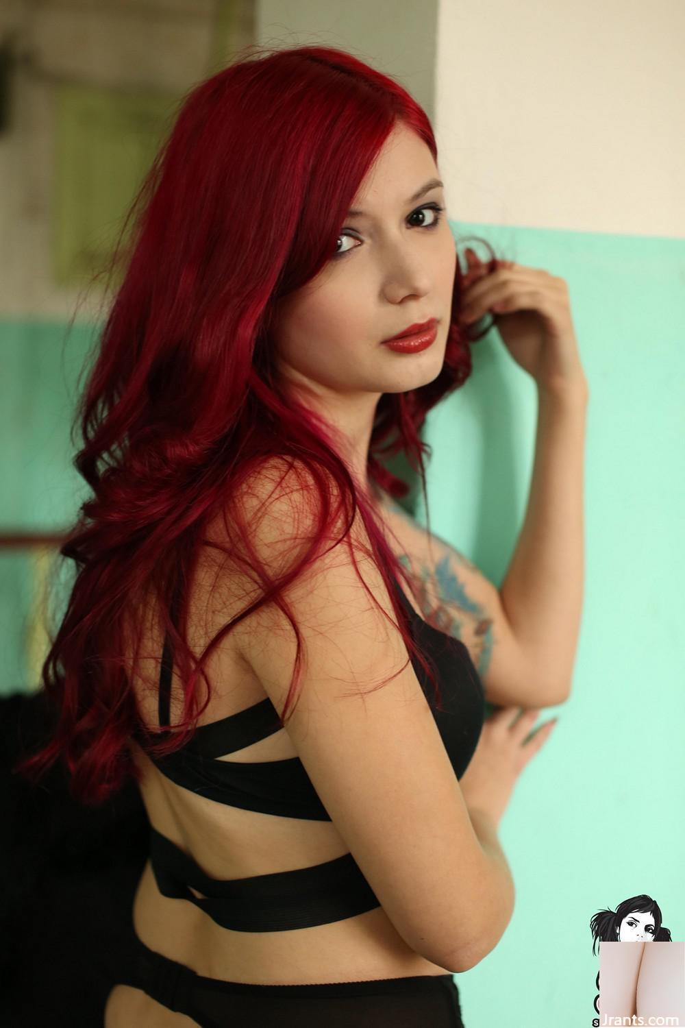 (Suicide Girls) Ultraamarie – Stanco di camminare