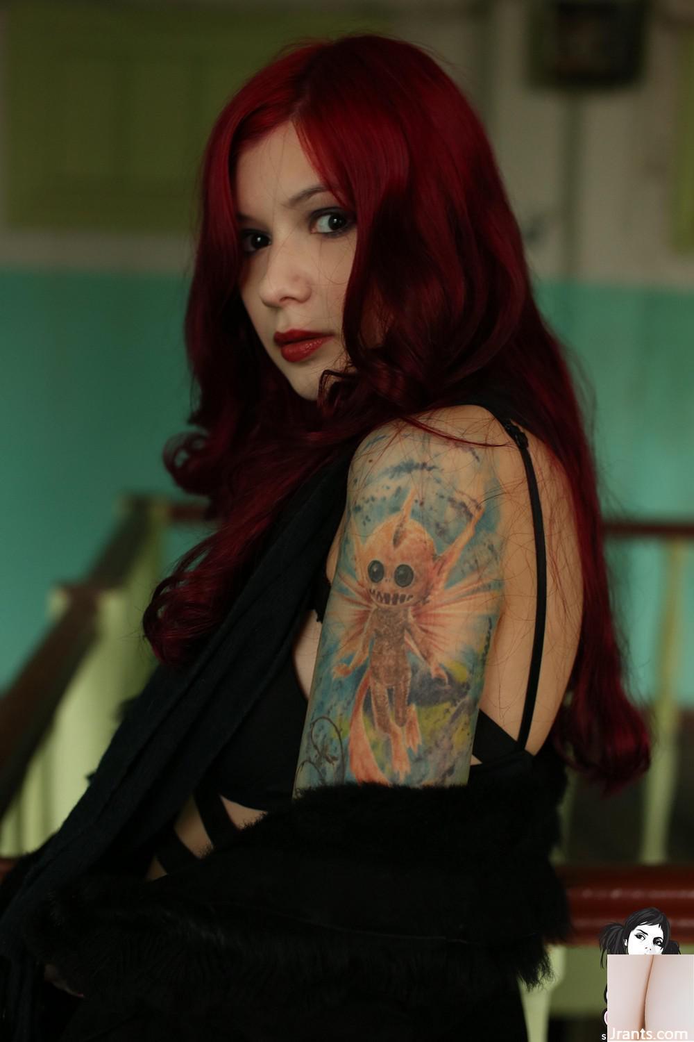 (Suicide Girls) Ultraamarie – Stanco di camminare