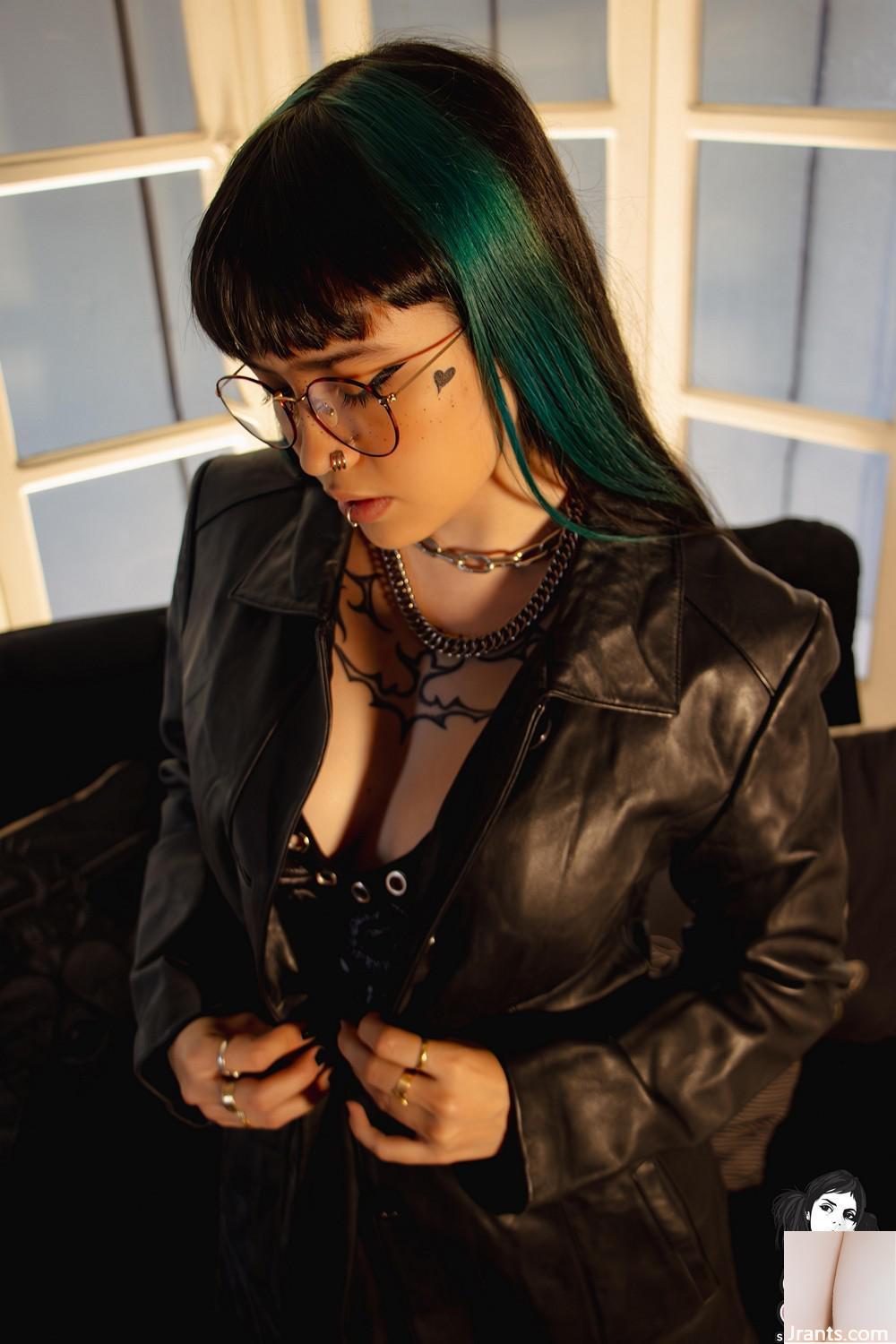 (Suicide Girls) 15 janvier 2024 Vegandemon – DéSHERBER (59P)