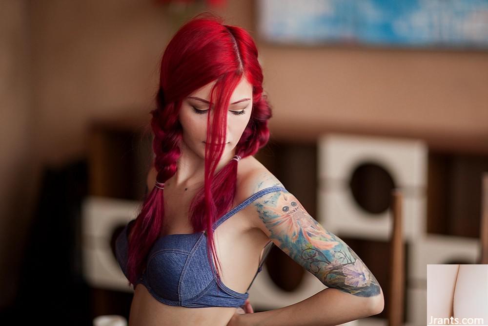 (Suicide Girls) Ultraamarie – Langer Strumpf