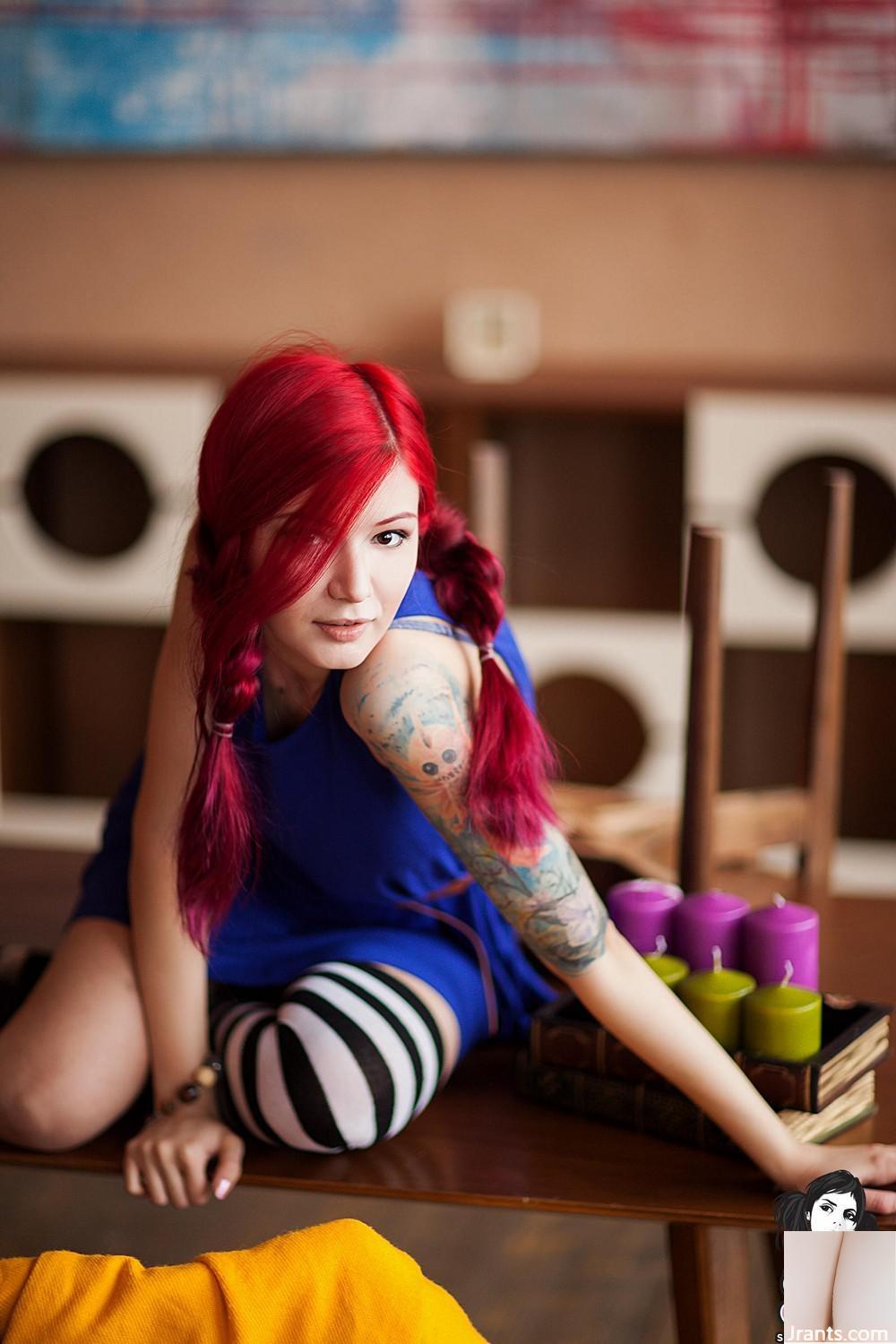 (Suicide Girls) Ultraamarie – Langer Strumpf