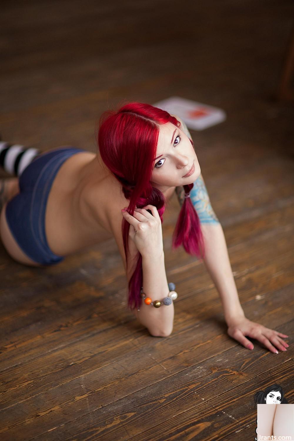 (Suicide Girls) Ultraamarie – Uzun Çorap