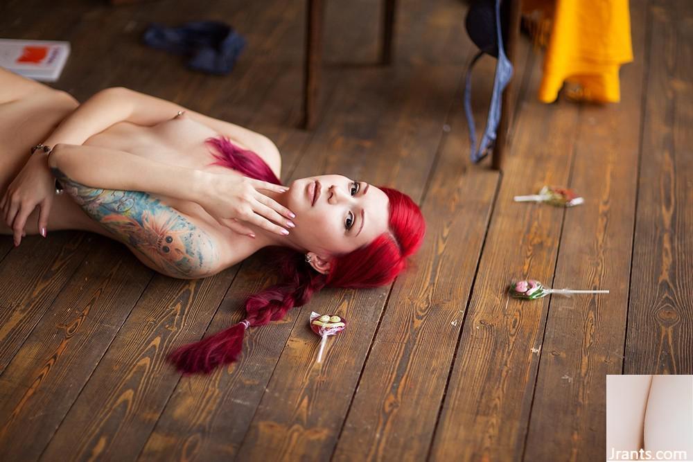 (Suicide Girls) Ultraamarie – Uzun Çorap