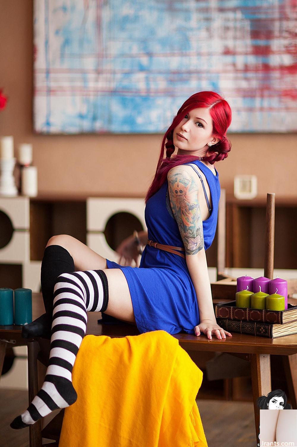 (Suicide Girls) Ultraamarie – Langer Strumpf