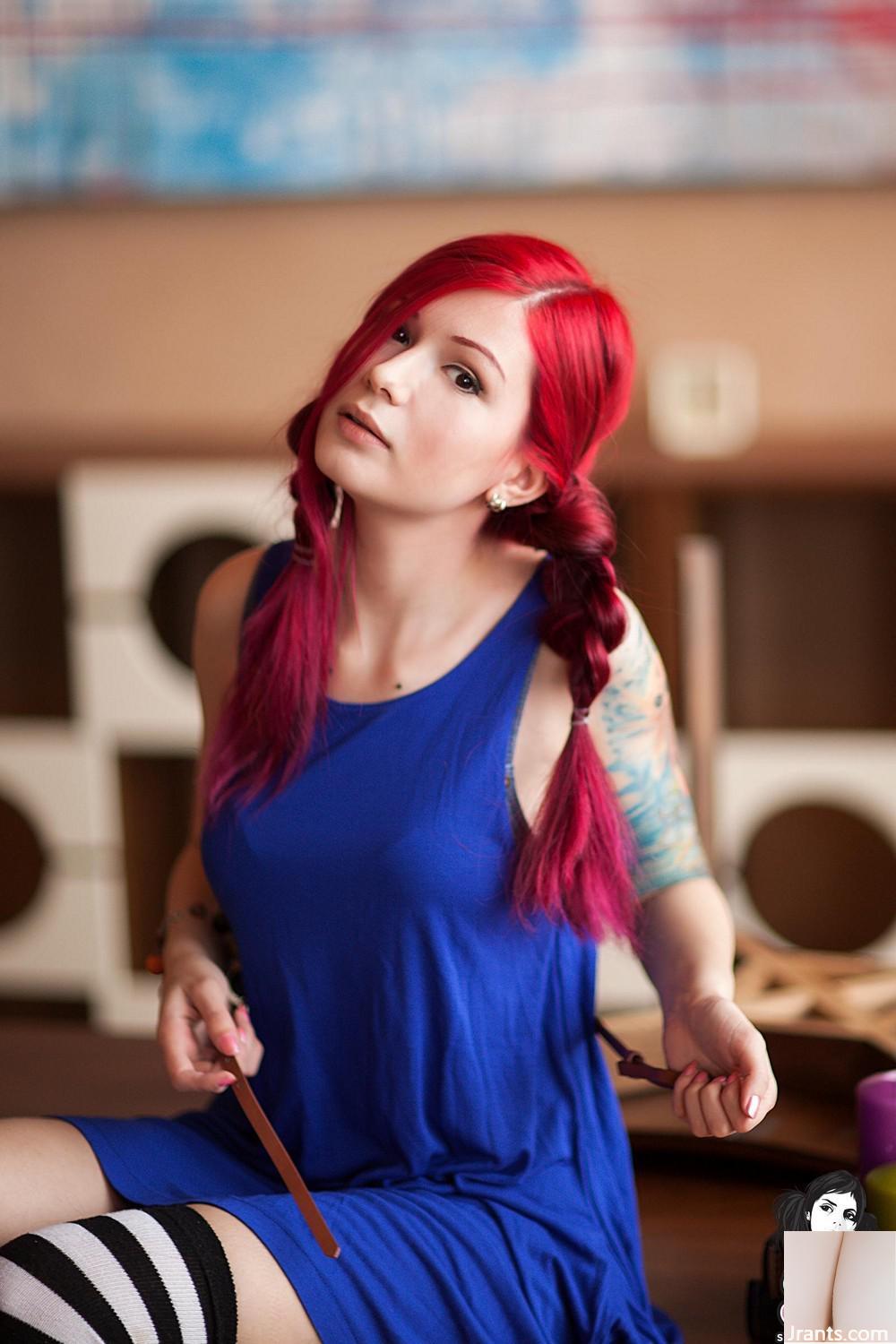 (Suicide Girls) Ultraamarie – Langer Strumpf