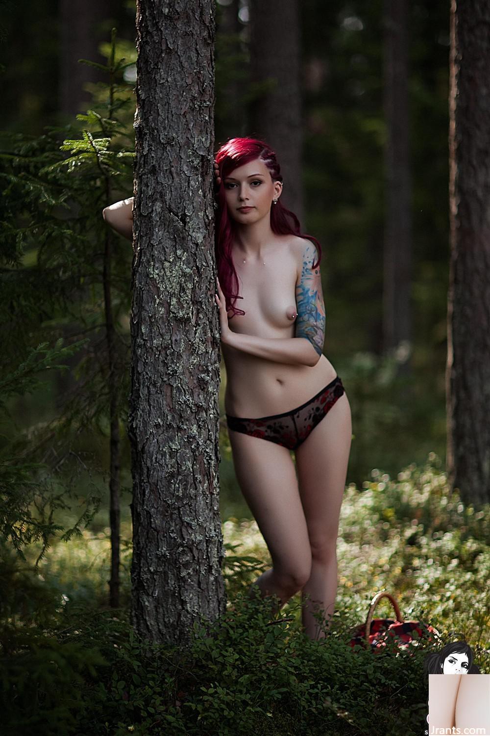 (Suicide Girls) Ultraamarie – Deep In Forest