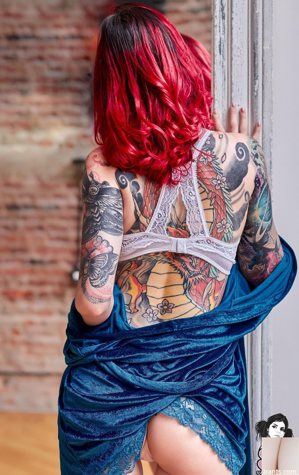 (Suicide Girls) Acuariano – Reflexo de mim mesmo