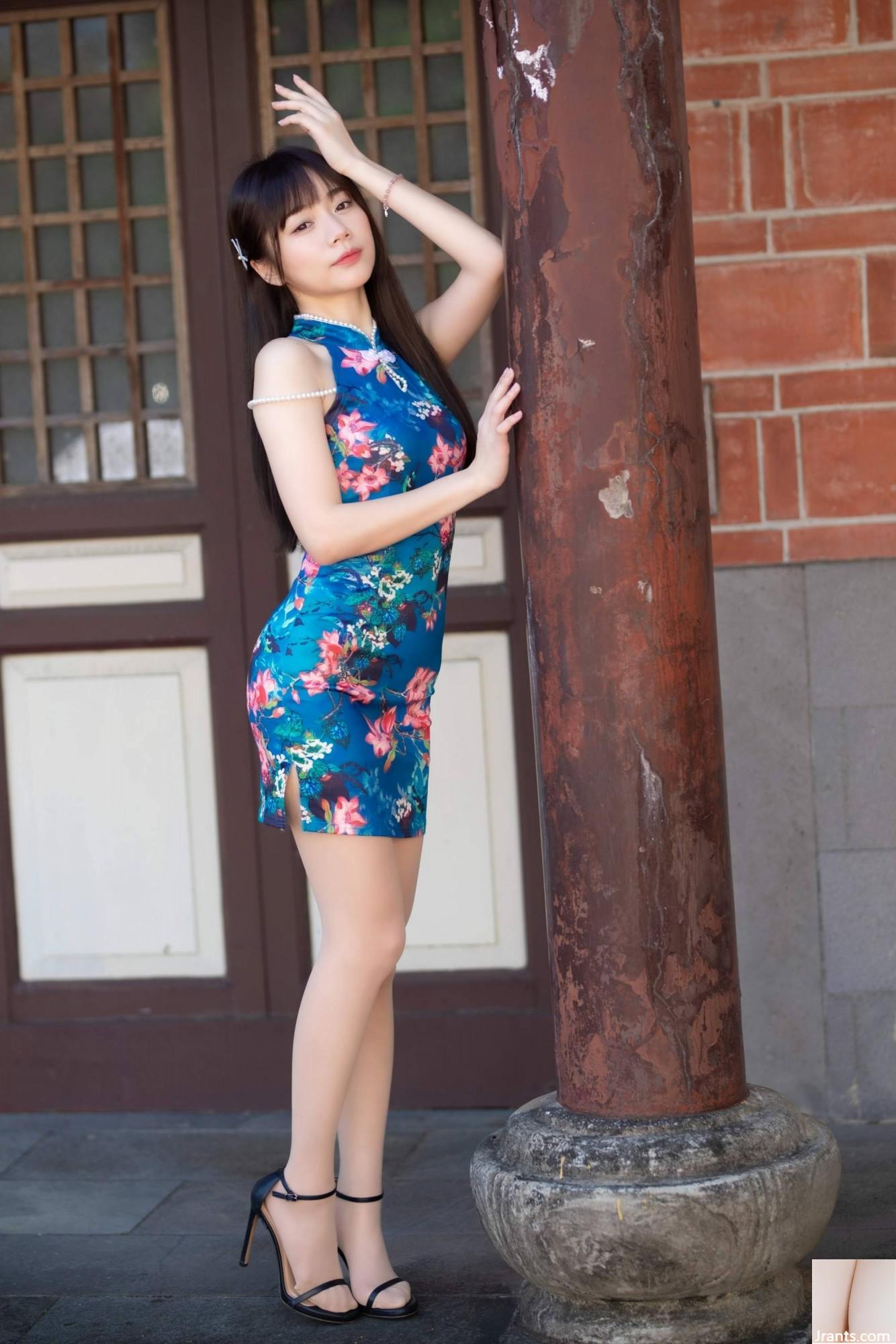 (Extrakapitel über schöne Beine) Wunderschönes langbeiniges Model Yu Ri im kurzen Cheongsam mit blauen Blumen, High Heels und schönen Beinen (45P)