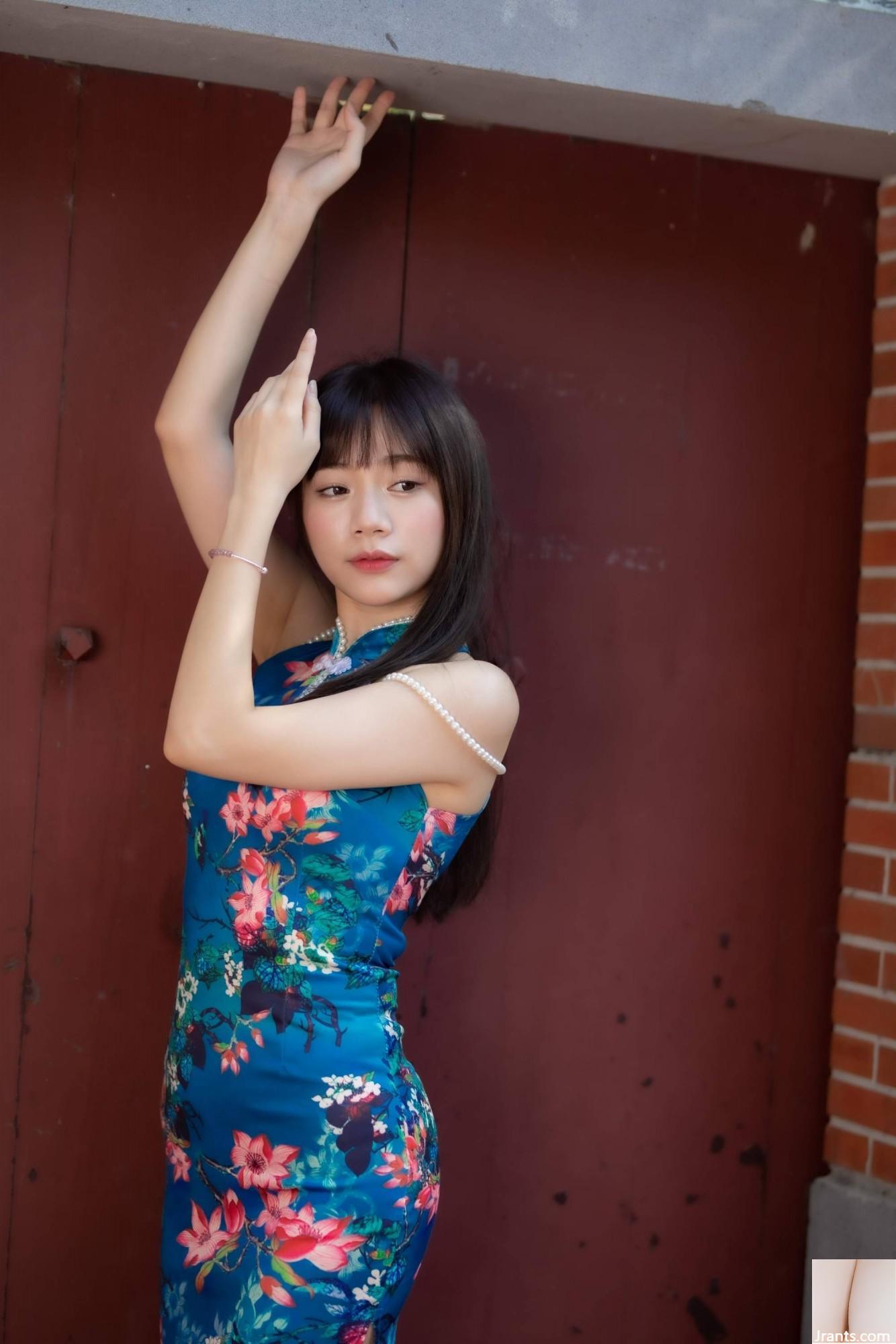 (Extrakapitel über schöne Beine) Wunderschönes langbeiniges Model Yu Ri im kurzen Cheongsam mit blauen Blumen, High Heels und schönen Beinen (45P)