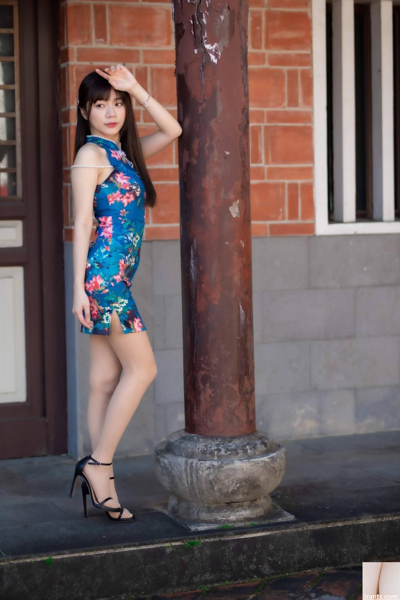 (Extrakapitel über schöne Beine) Wunderschönes langbeiniges Model Yu Ri im kurzen Cheongsam mit blauen Blumen, High Heels und schönen Beinen (45P)