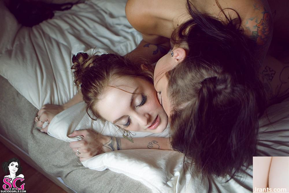 (Suicide Girls) Aisline &#038; Oro – Amor como gatitos (68P)