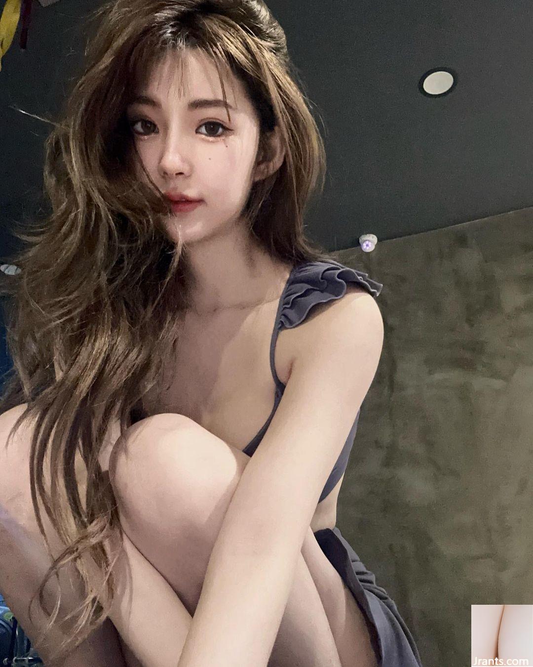 La fille cool et arrogante « Zhao Caixuan Ning » a l&#39;air si belle&#8230; Ses seins sont trop forts pour résister à la tentation (10P)