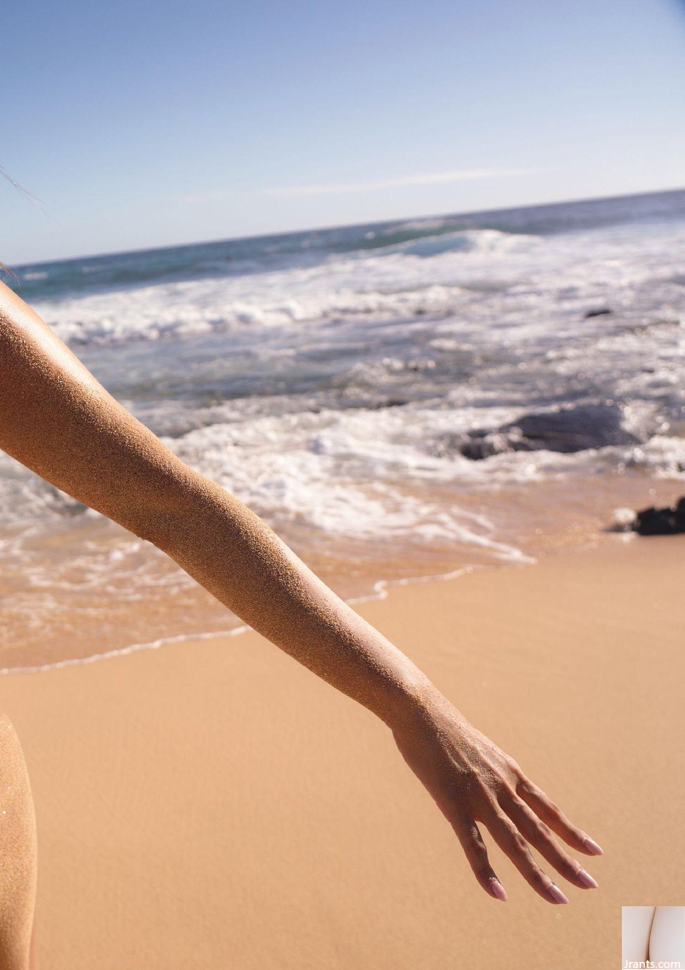 (Kyoko Fukada) A mulher madura é liberada pela praia e sua figura acidentada e única é a melhor (34P)