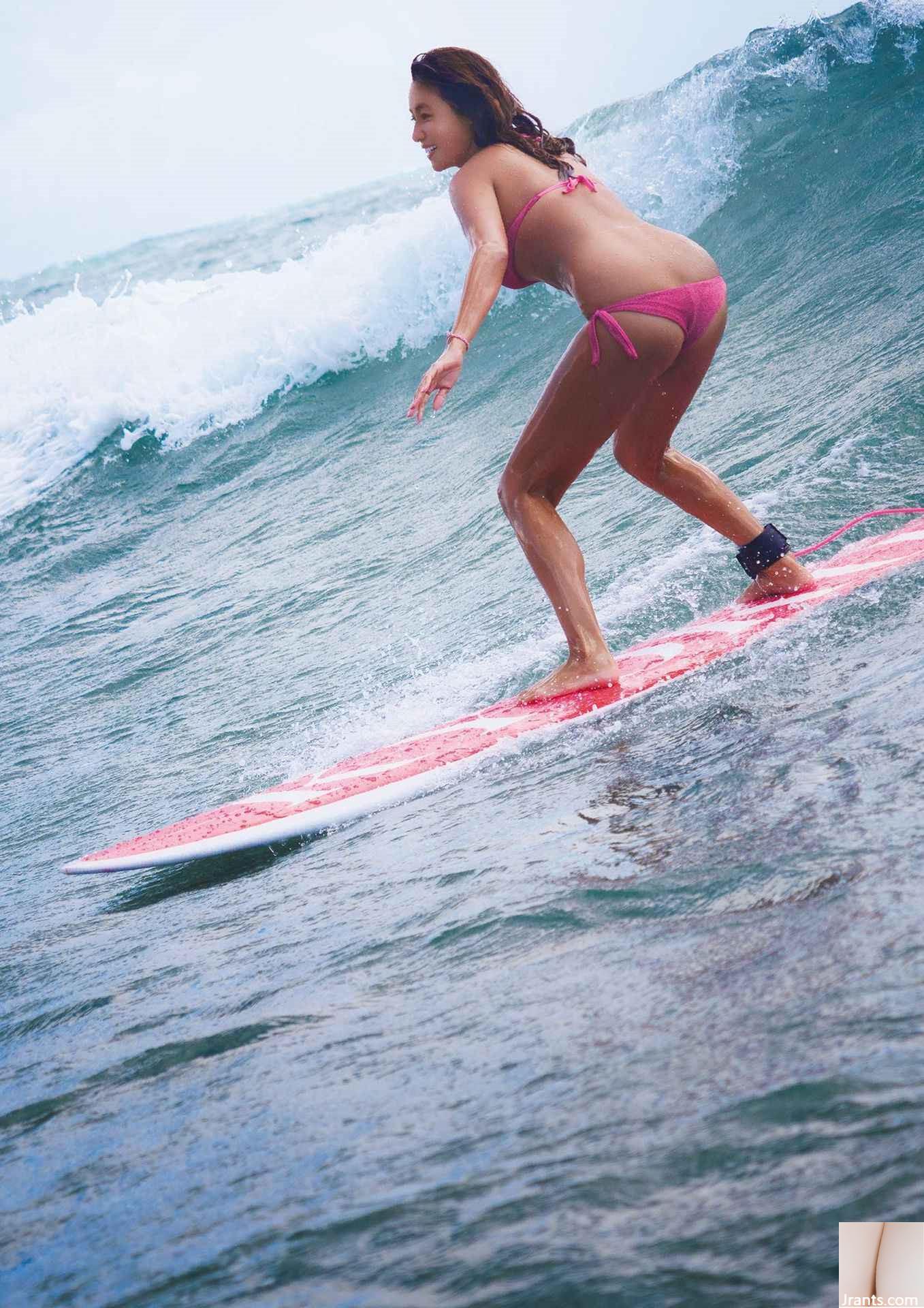 (Kyoko Fukada) A mulher madura é liberada pela praia e sua figura acidentada e única é a melhor (34P)