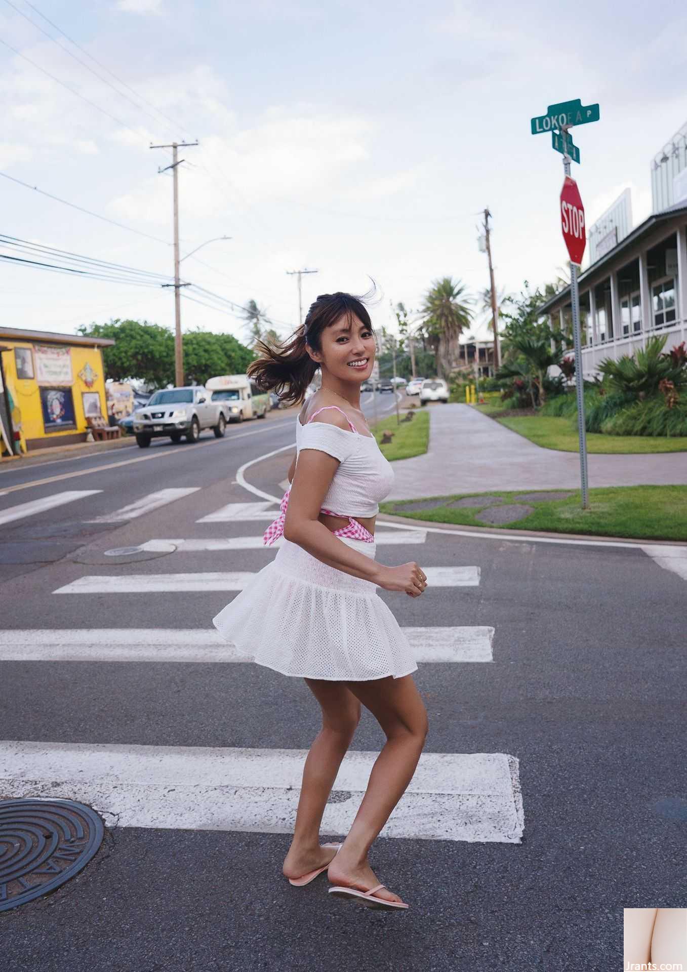 (Kyoko Fukada) La mujer madura se libera en la playa y su figura llena de baches y única es la mejor (34P)