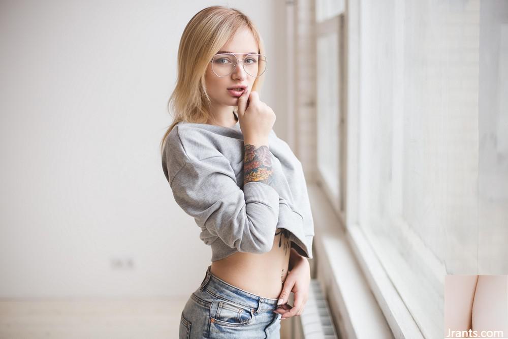 (Suicide Girls) Lyuba – Ich hoffe, du siehst mich gut