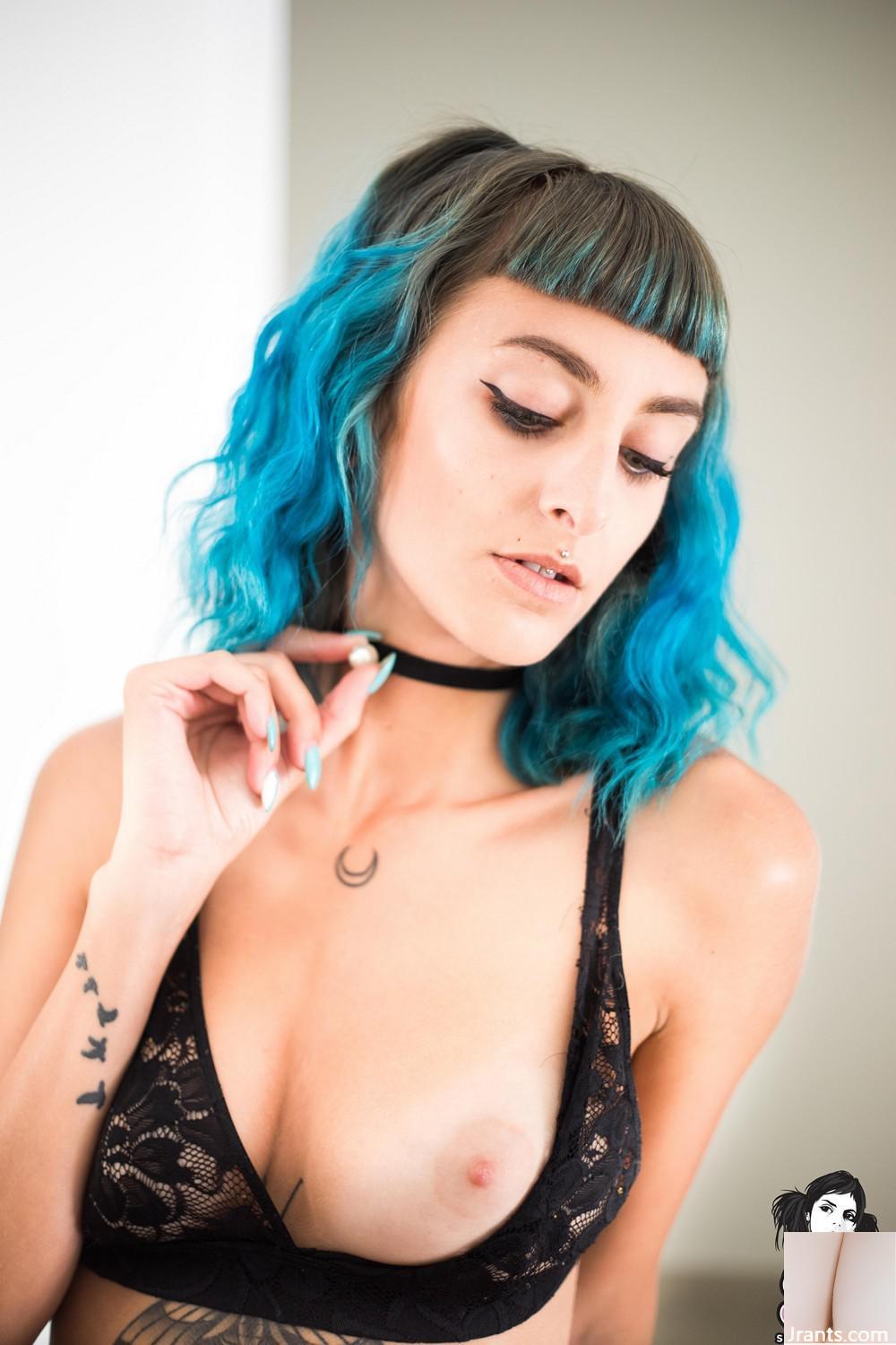 (Suicide Girls) Warriorpluto – Blu profondo