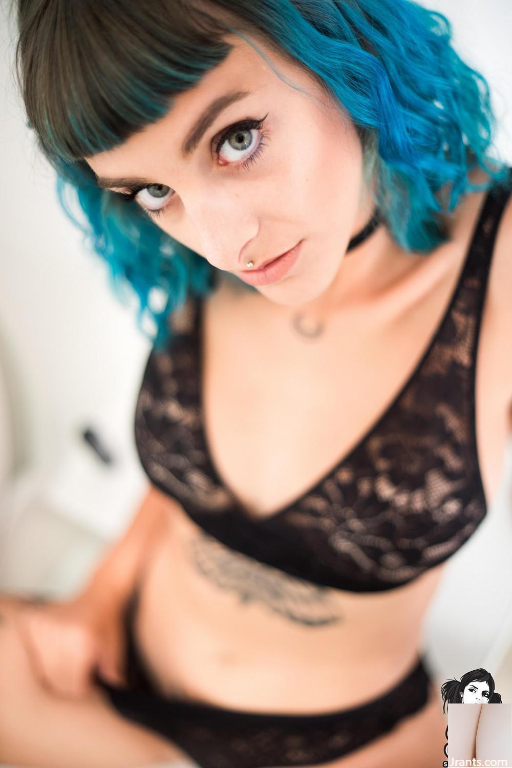 (Suicide Girls) Warriorpluto – Blu profondo