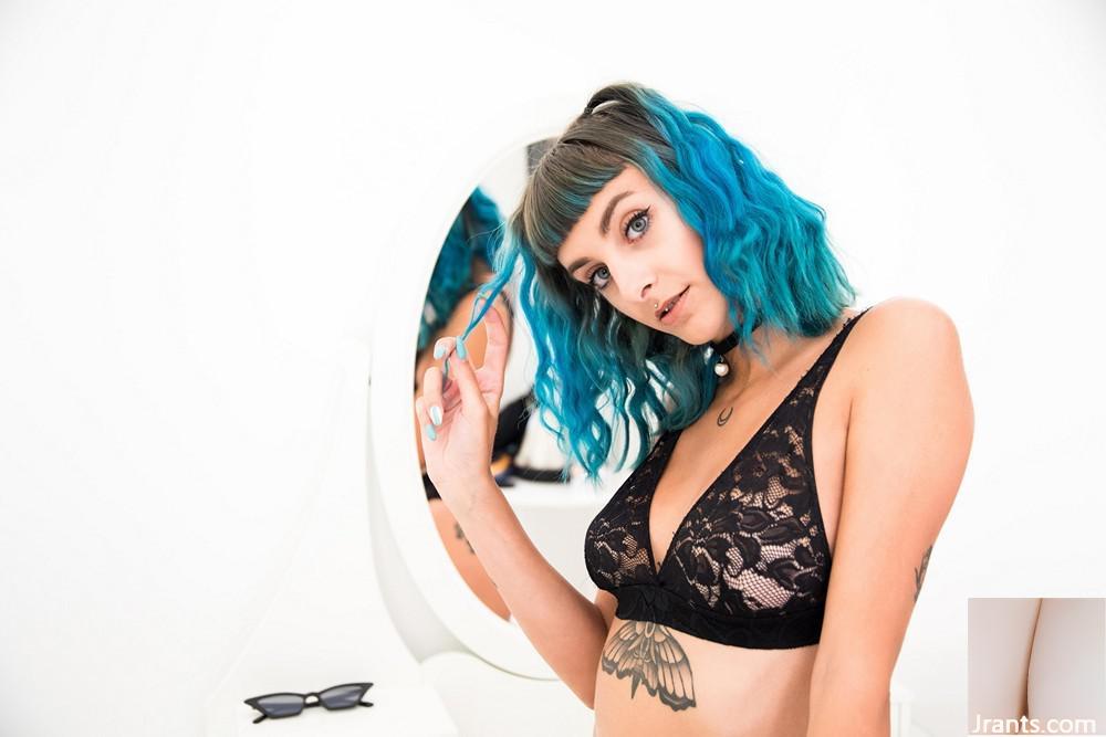 (Suicide Girls) Warriorpluto – آبی عمیق