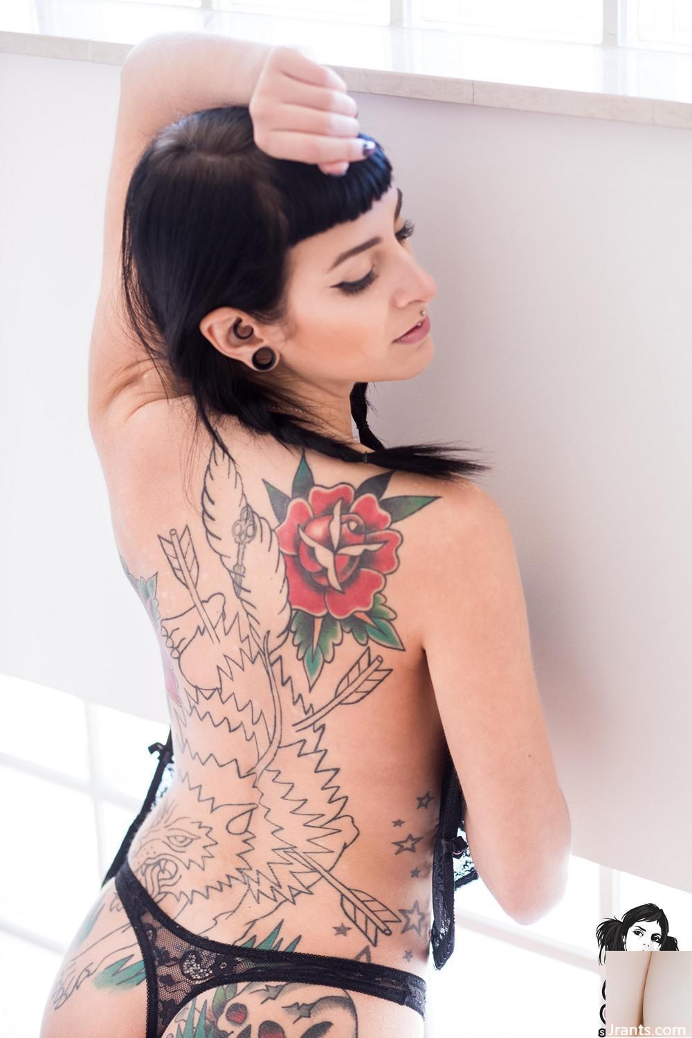 (Suicide Girls) Warriorpluto – De volta ao preto