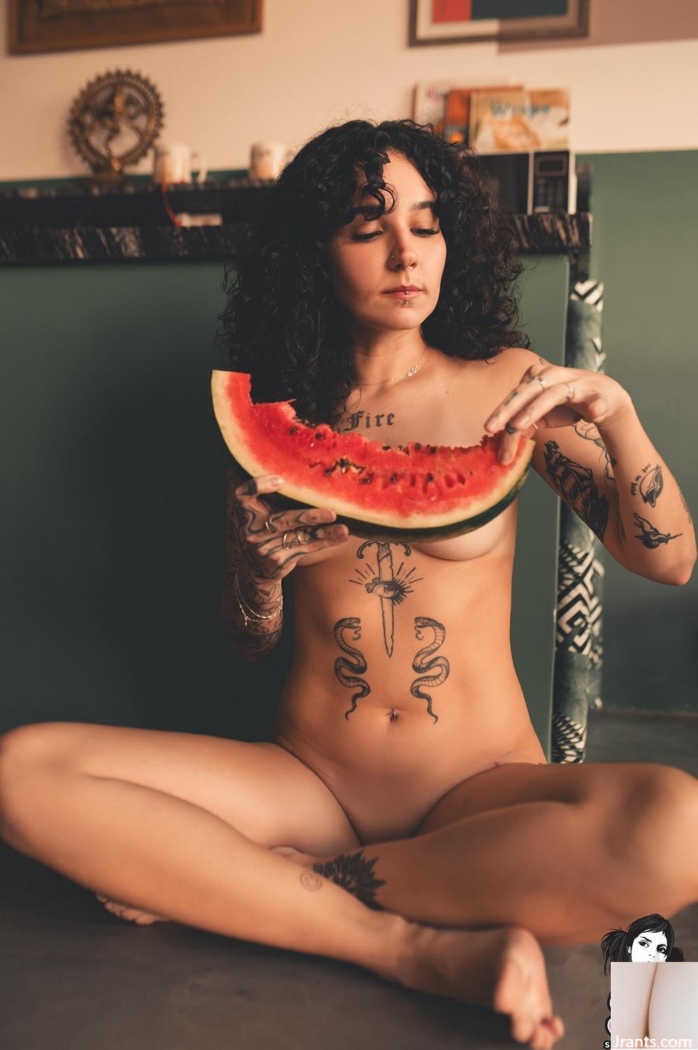 (Suicide Girls) 01 de marzo de 2024 – Simplicidad – Cocina tropical (40P)