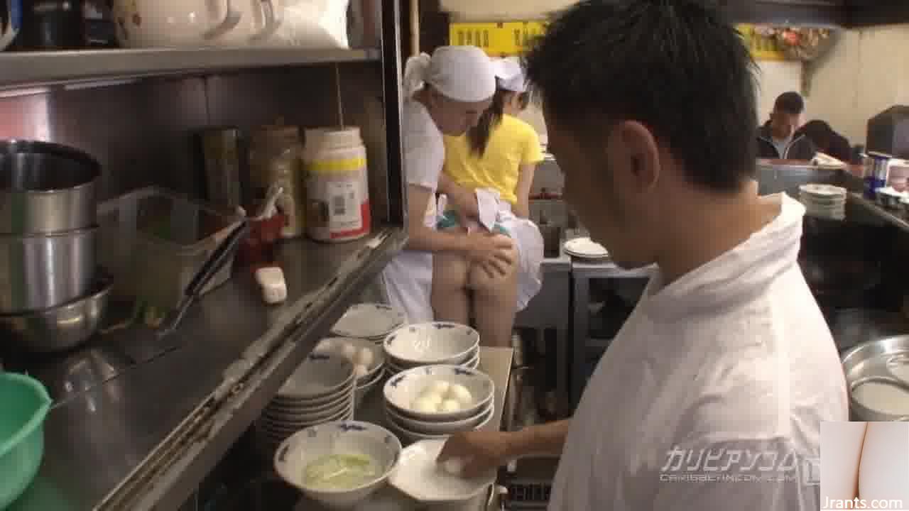 Ramen-Laden mit langen Schlangen – Asuka Mimi (96P)