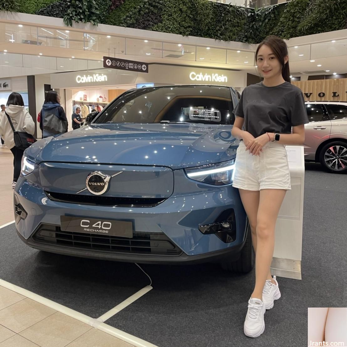 belle fille au salon de l&#39;automobile