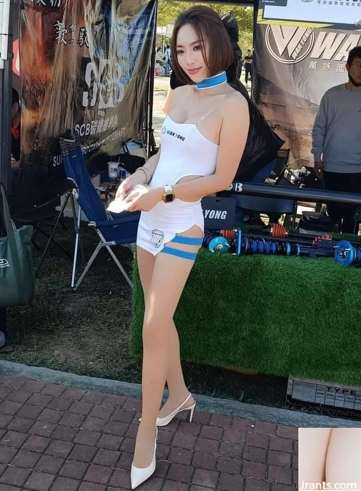 belle fille au salon de l&#39;automobile