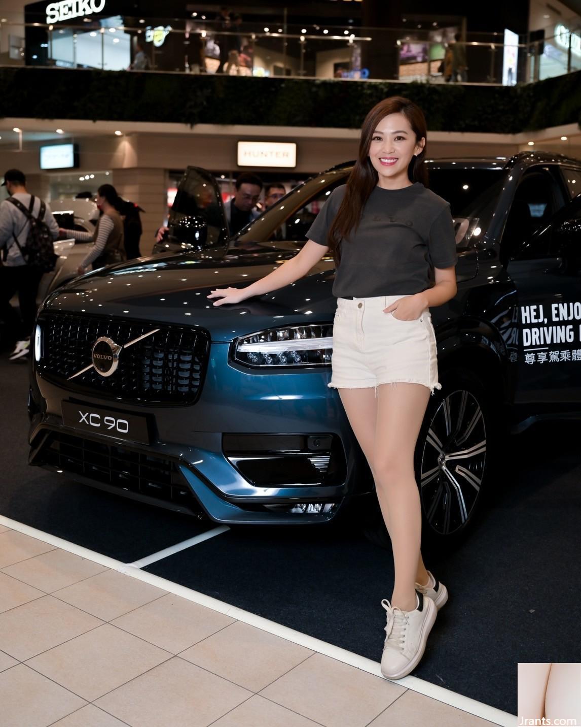 belle fille au salon de l&#39;automobile