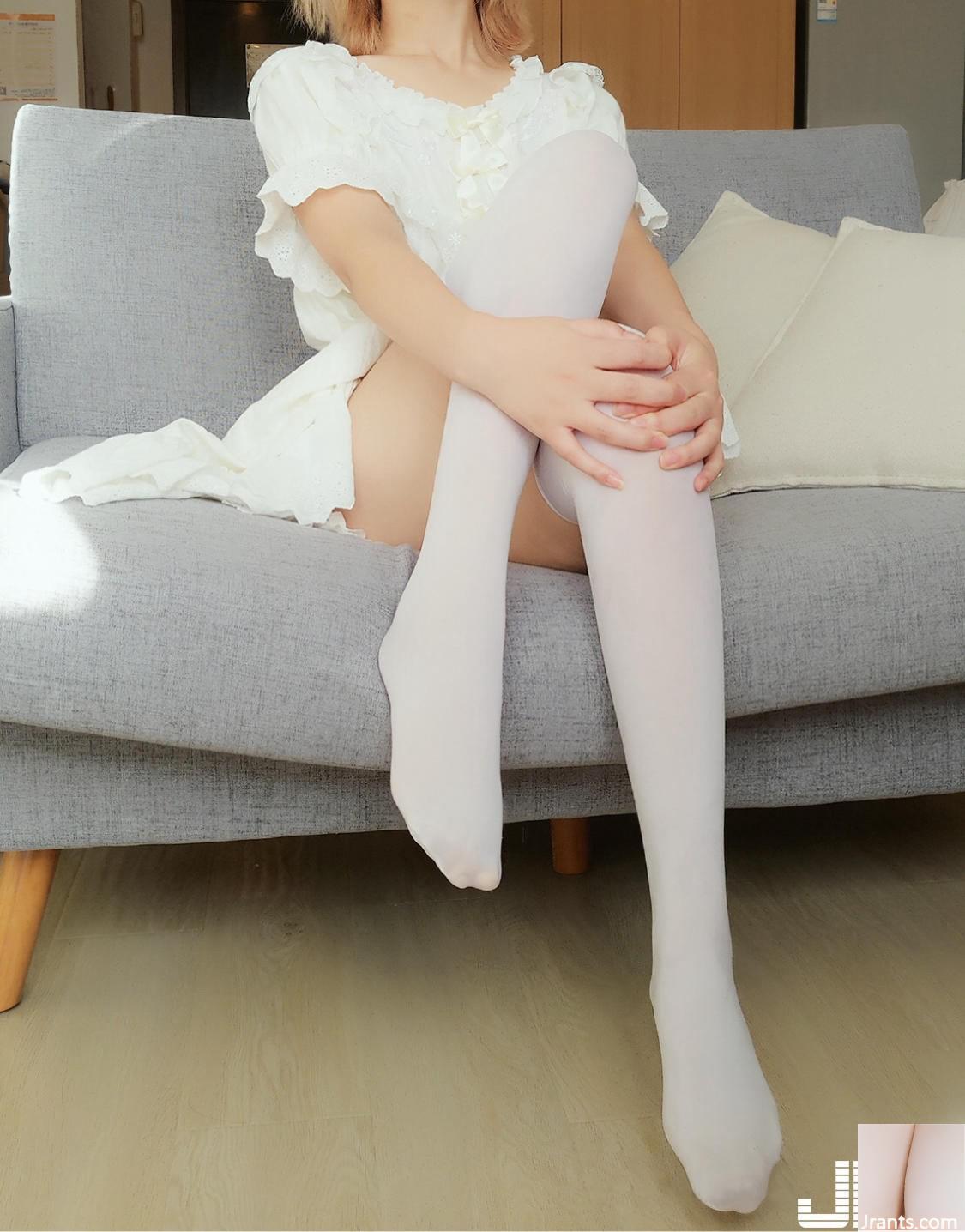 (Célébrité Internet) Nian Xue – Chaussettes hautes blanches (Absolute Domain) Collection de paquets d&#39;images haute définition (13P)