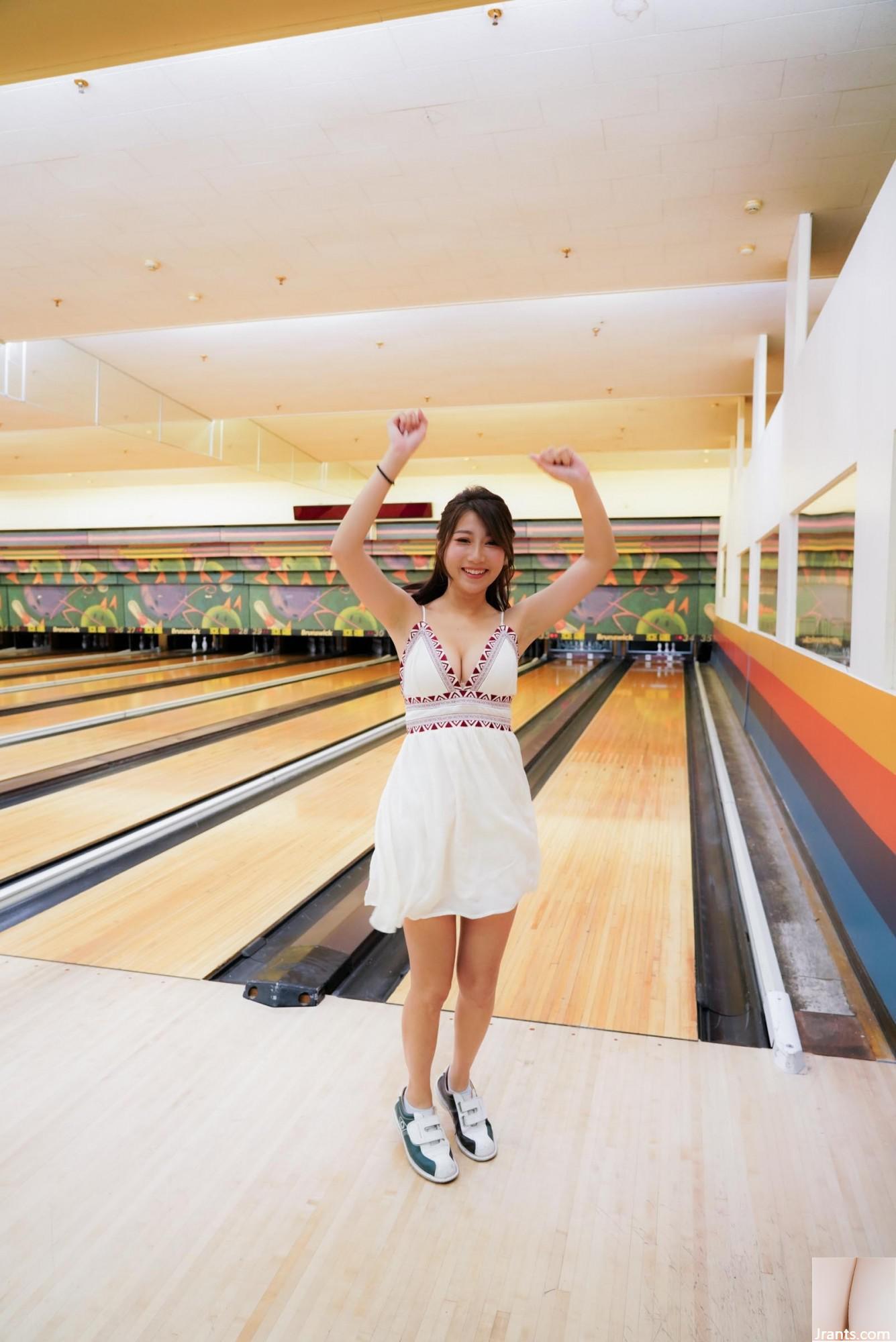 La &#8220;ragazza tettona super feroce&#8221; nella sala da bowling ha una prospettiva così superba che è difficile concentrarsi ~ Linda Yu You Zhuangzhuang e Bit Elsa (37P)