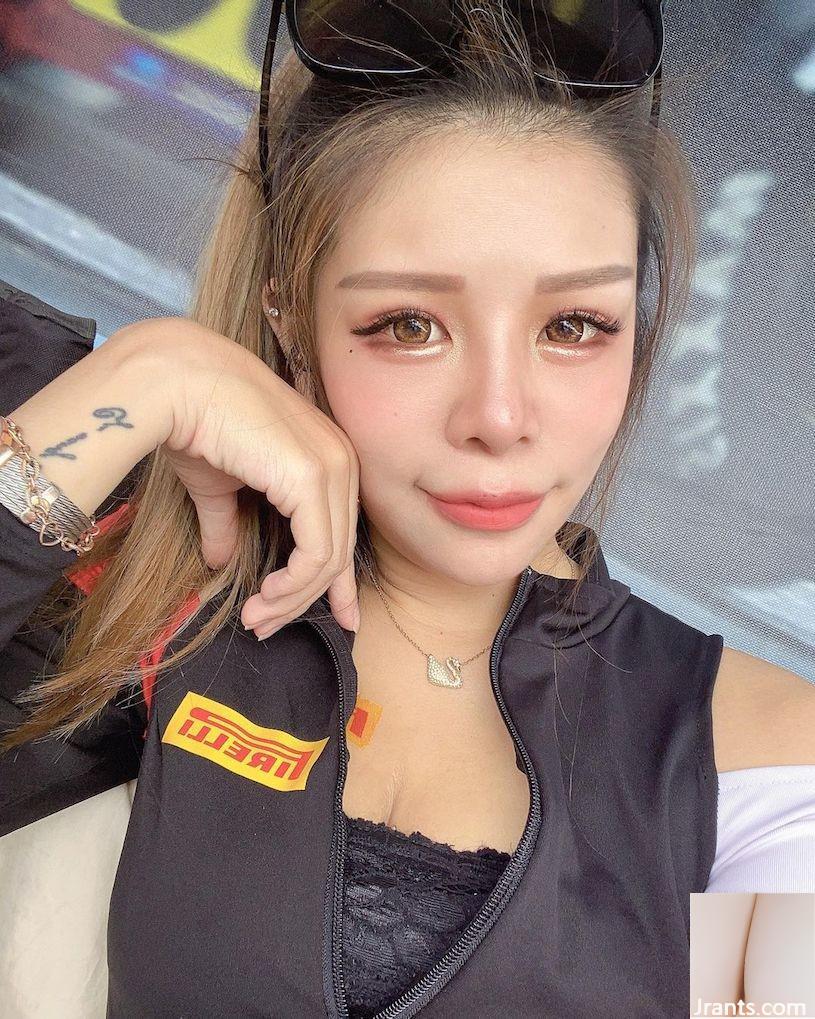 Pemilik yang manis dan cantik &#8220;Abbie&#8221; mengambil selfie di dalam mobil dan melompat keluar dari parit!  (13P)