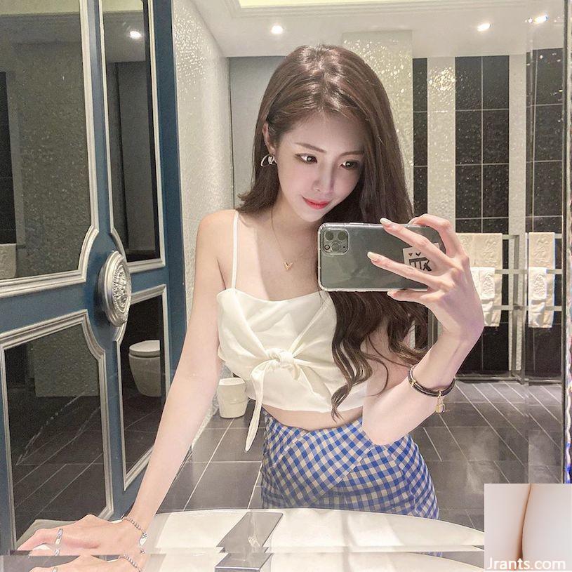 Saya sering berfoto di tepi kolam renang dengan mengenakan bikini berwarna oranye. Sudut pandang selfie terlihat terlalu hot~泱(14P)