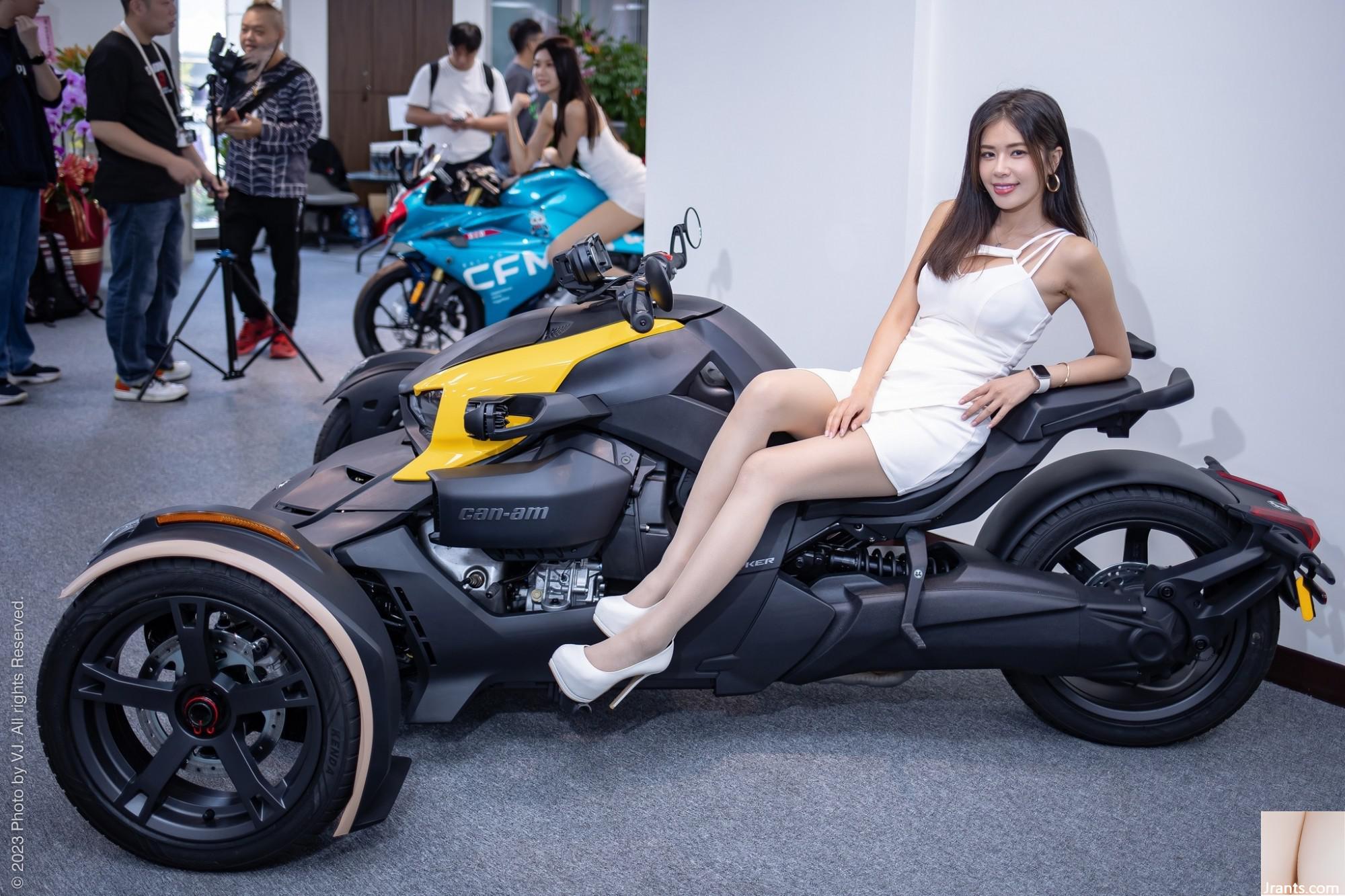 Gadis seksi dengan sepeda motor berat (29P)