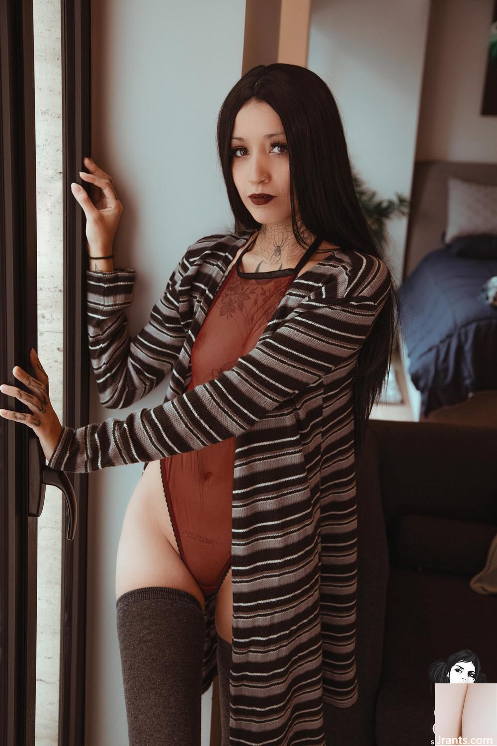 (Suicide Girls) 24. April 2024 – Niae – Burgund (50P)