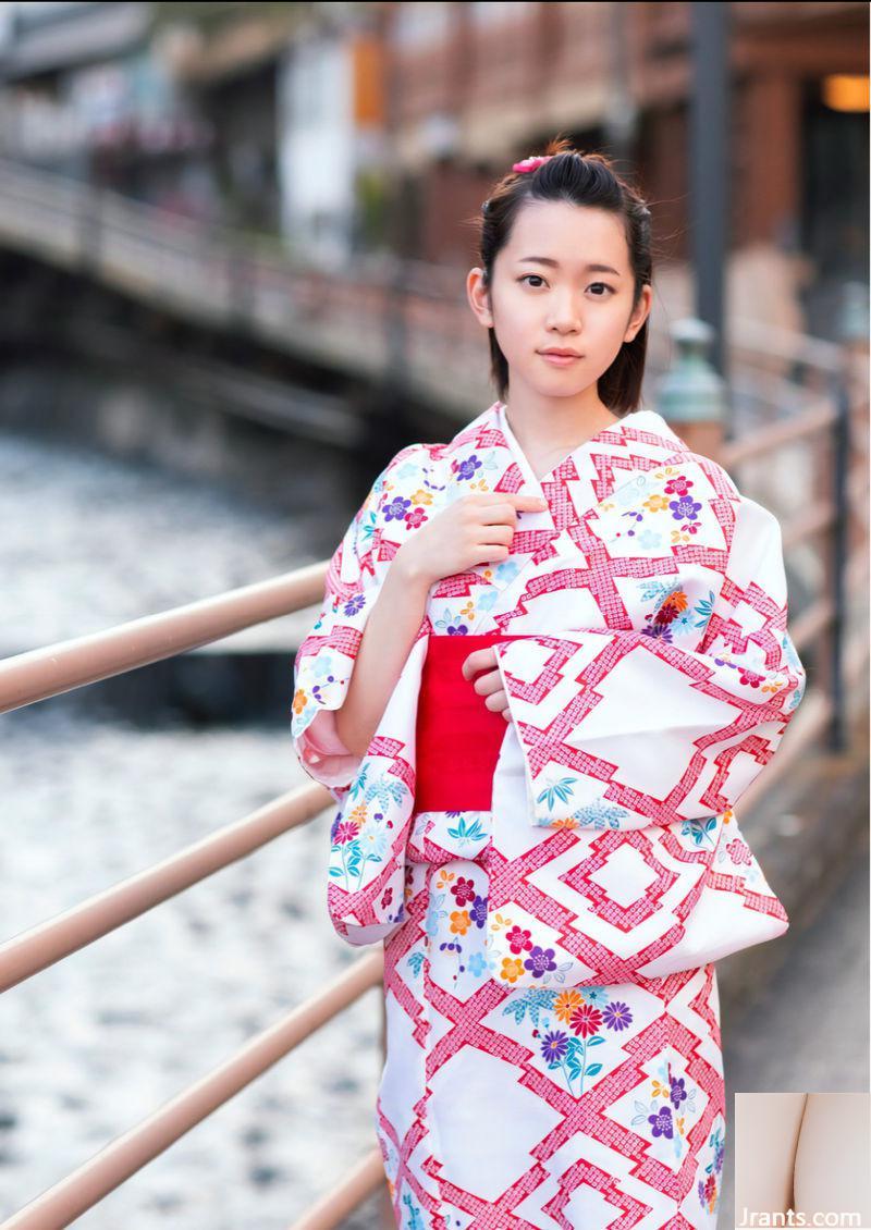 Une jolie jeune fille avec une silhouette de classe S « se déshabille en kimono » lors d&#39;une séance photo privée dans une source chaude, montrant clairement son visage et ses mamelons !  (24P)