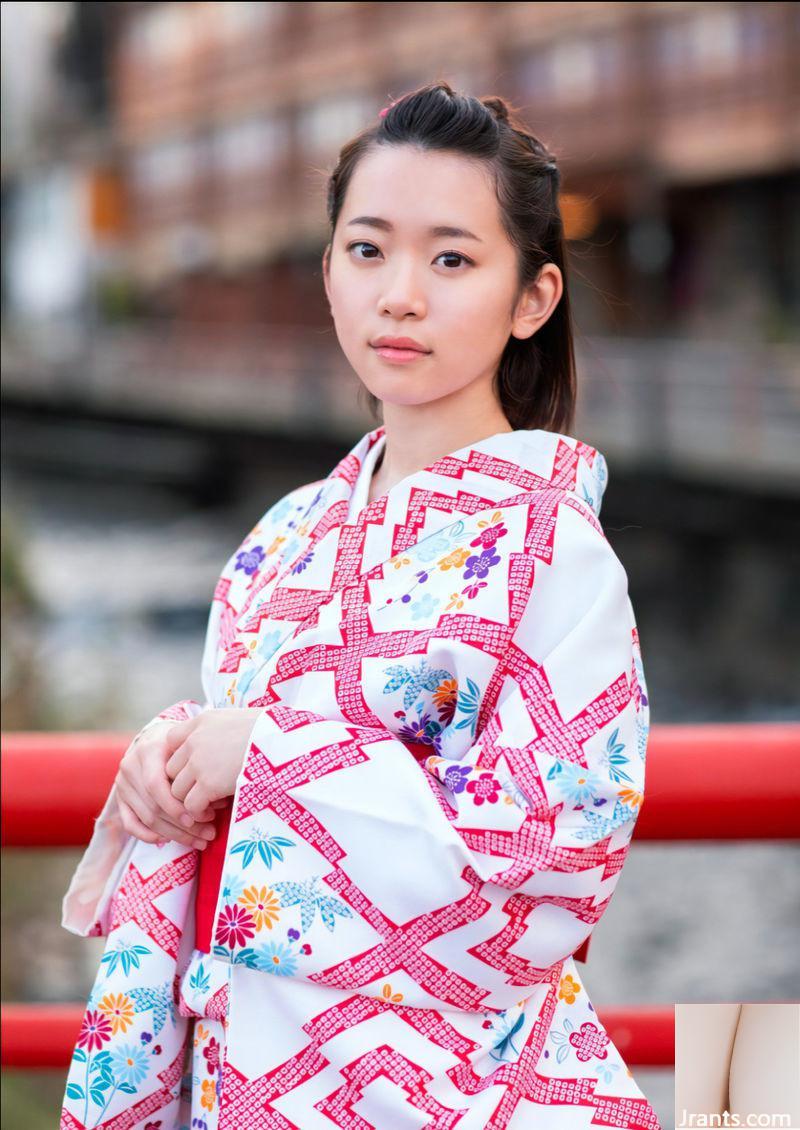 Une jolie jeune fille avec une silhouette de classe S « se déshabille en kimono » lors d&#39;une séance photo privée dans une source chaude, montrant clairement son visage et ses mamelons !  (24P)