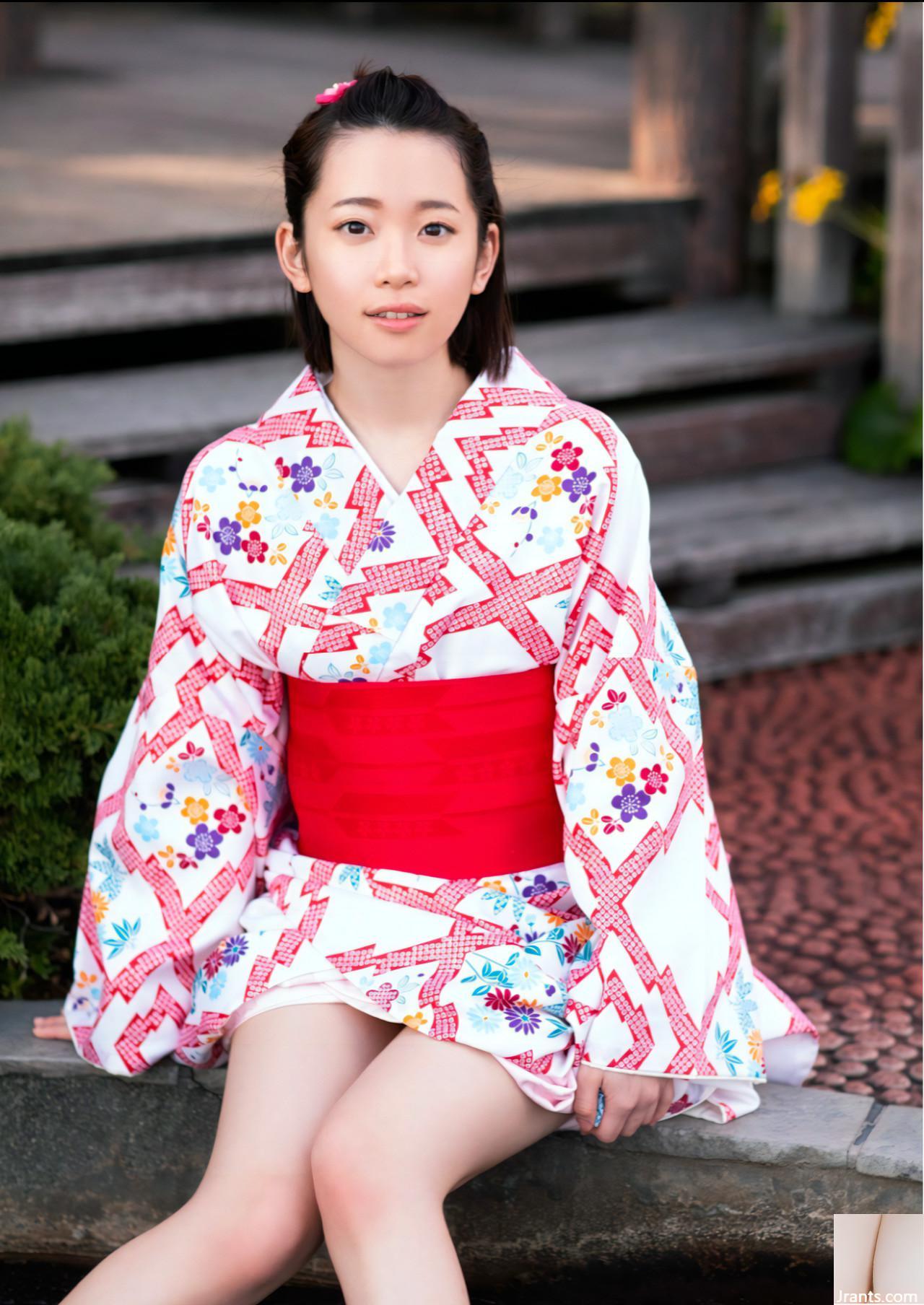 Une jolie jeune fille avec une silhouette de classe S « se déshabille en kimono » lors d&#39;une séance photo privée dans une source chaude, montrant clairement son visage et ses mamelons !  (24P)