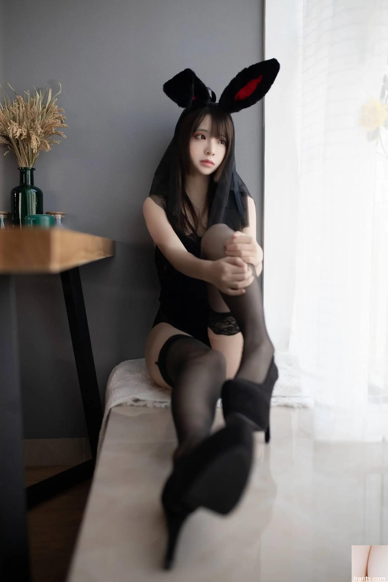 Crazy Cat « Black Silk Bunny Girl » Exclusivité VIP (82P)