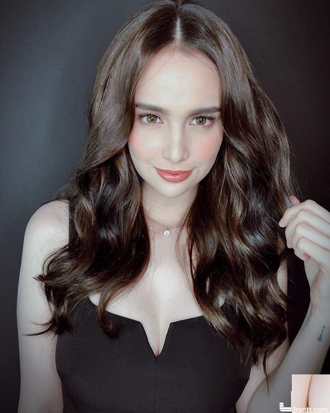 Filipinli-Fransız karma ırk güzeli~Kim Domingo