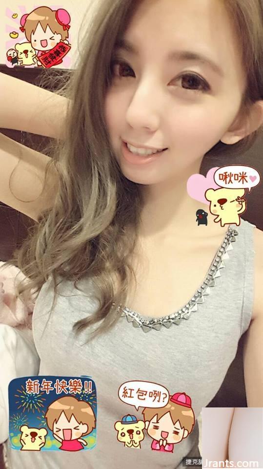 Jolie fille aux grands yeux ~ Ye Ye ~ Selfie super charmant Kawaii avec de petits seins exposés (28P)