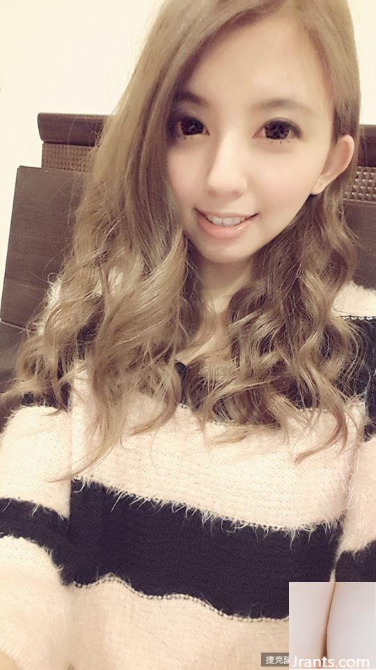 Jolie fille aux grands yeux ~ Ye Ye ~ Selfie super charmant Kawaii avec de petits seins exposés (28P)