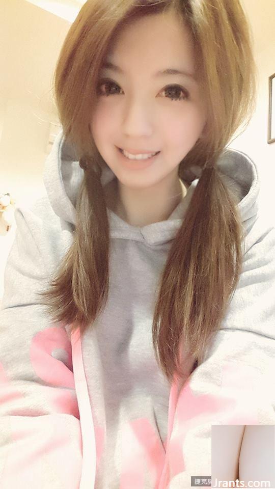 Jolie fille aux grands yeux ~ Ye Ye ~ Selfie super charmant Kawaii avec de petits seins exposés (28P)